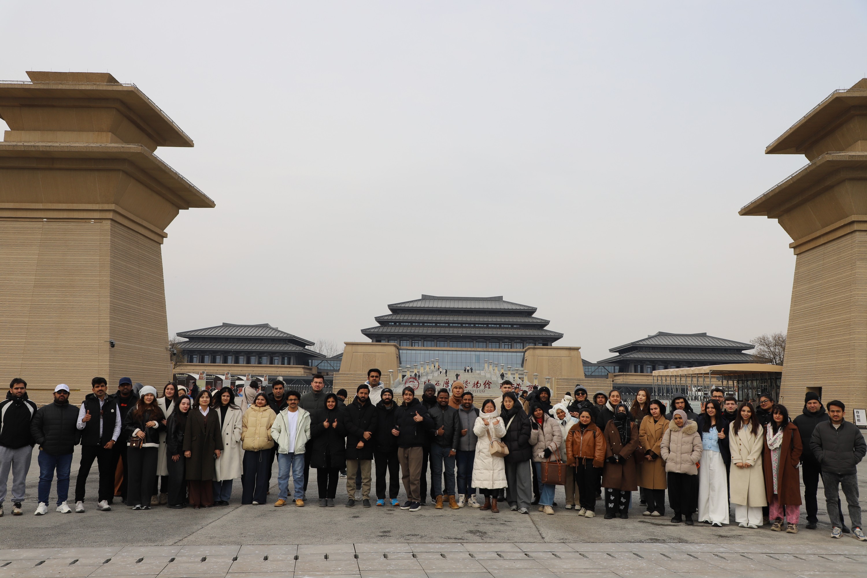 留学生在秦汉馆合影.jpg