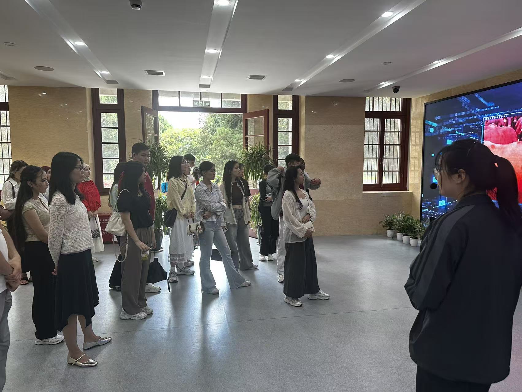 各高校师生参观校史馆.jpg